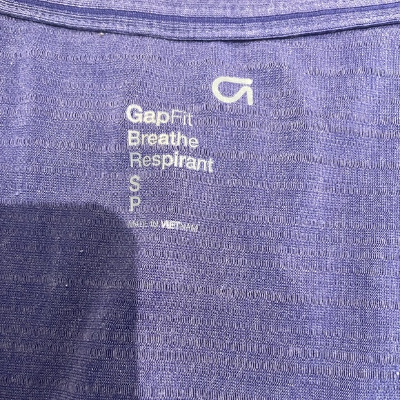 This is a US size small. It is a purple workout too from Gap. - Picture 4 of 4